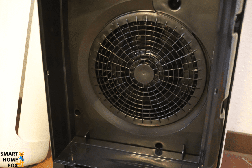 Двигатель (вентилятор) воздухоочистителя Philips AC2889/10 Series 2000i расположен внутри прибора за защитной решеткой.